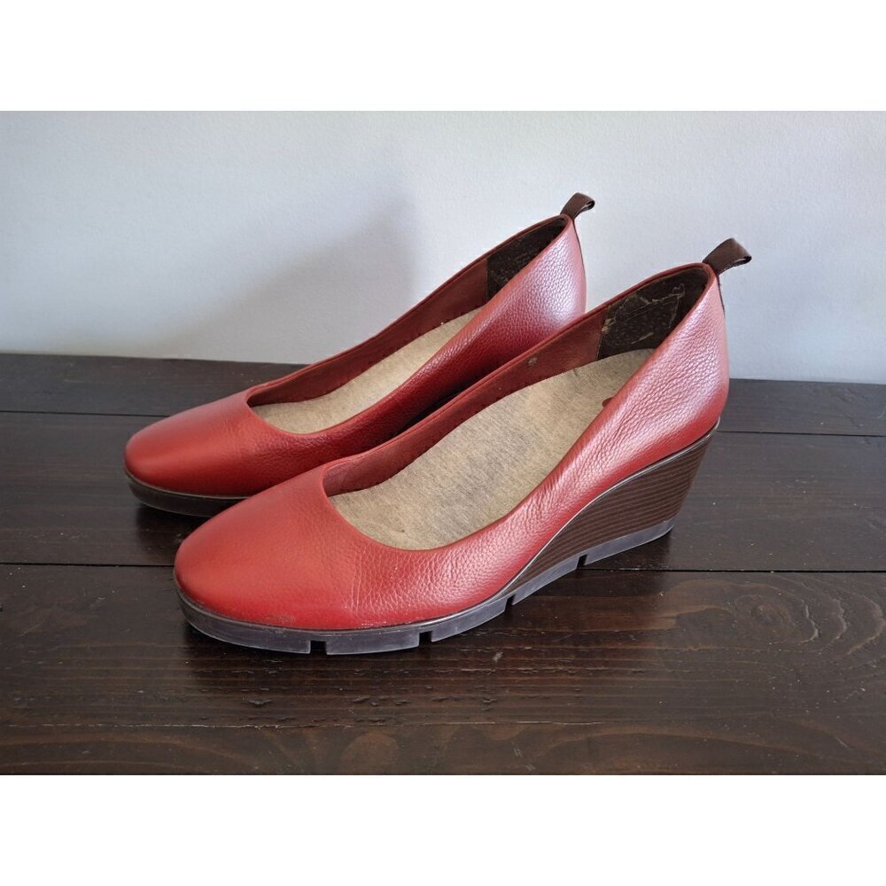 Betabrand Womens red Leather All Weather Wedges/Pre-owned, Sz. 9.5M EUC